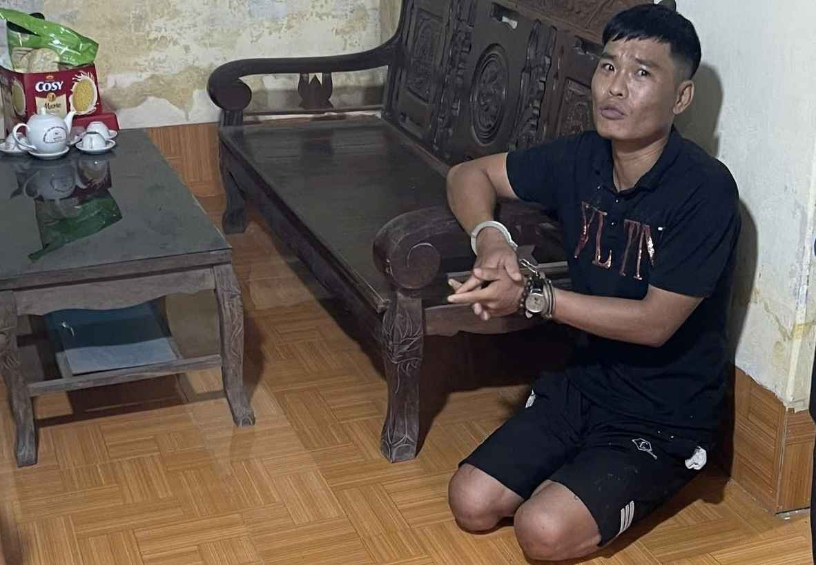 Đối tượng Nguyễn Huy Quỳnh tại hiện trường. Ảnh: Công an Hưng Yên