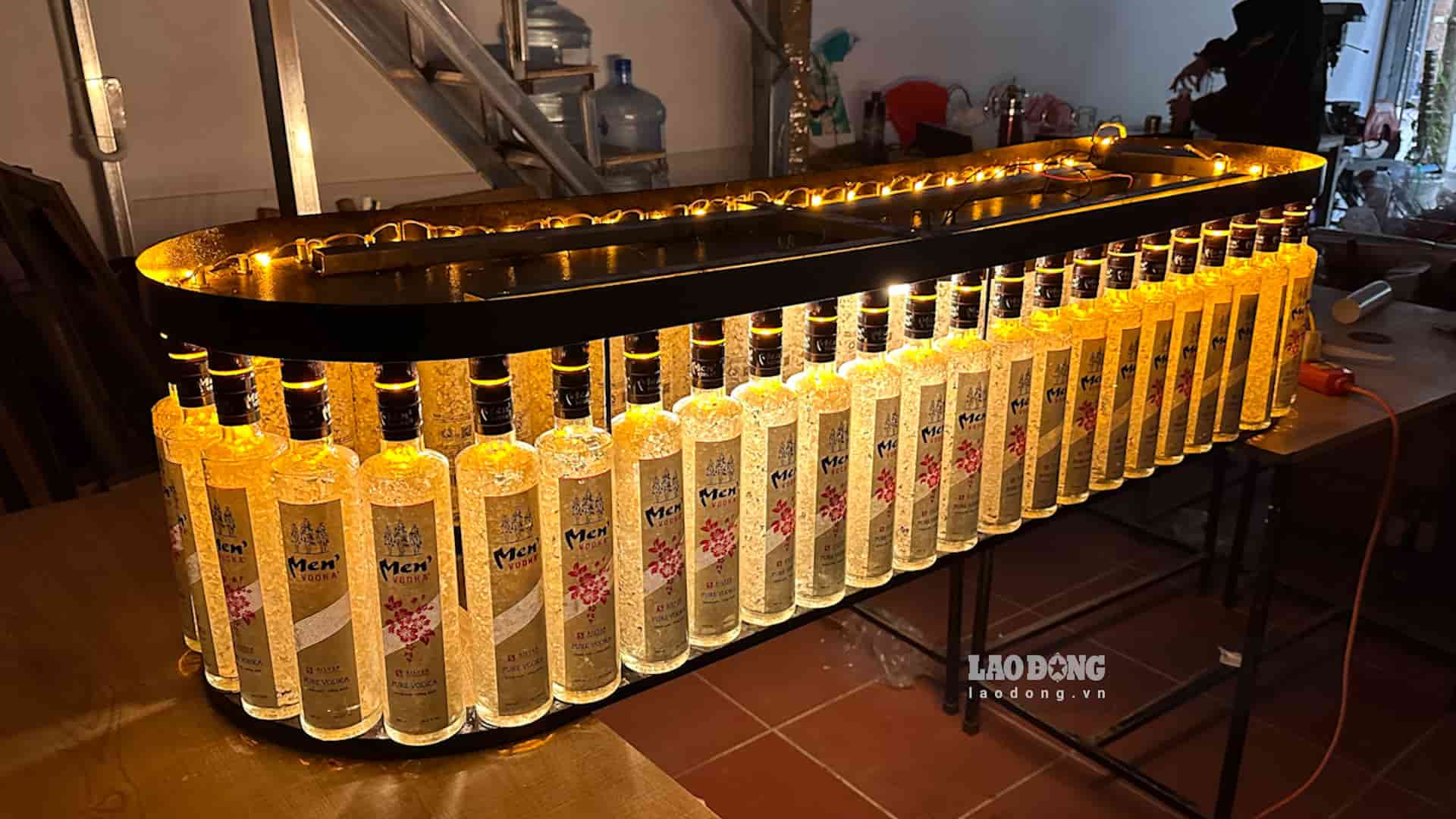 Turning discarded glass bottles into unique decorations, spreading a green lifestyle. Photo: Nguyen Trang