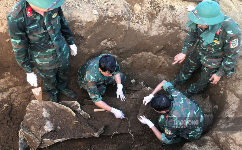 Forces of Lao Cai province have exhumed 1,251 graves at 16 cemeteries. Photo: An Vi