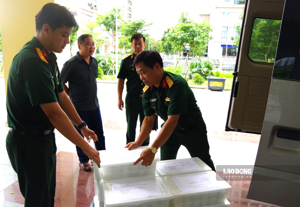 Các mẫu hài cốt liệt sĩ được niêm phong và vận chuyển đến Viện Pháp y Quốc gia theo đúng quy trình. Ảnh: An Vi