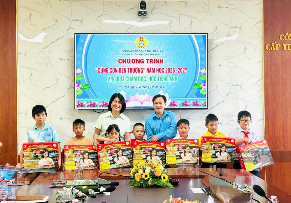 Les dirigeants de la Fédération du travail de la province de Đắk Lắk ont remis des stylos de lecture et d'apprentissage de l'anglais aux enfants des membres du syndicat et des travailleurs en difficulté. Photo: Syndicat de Đắk Lắk