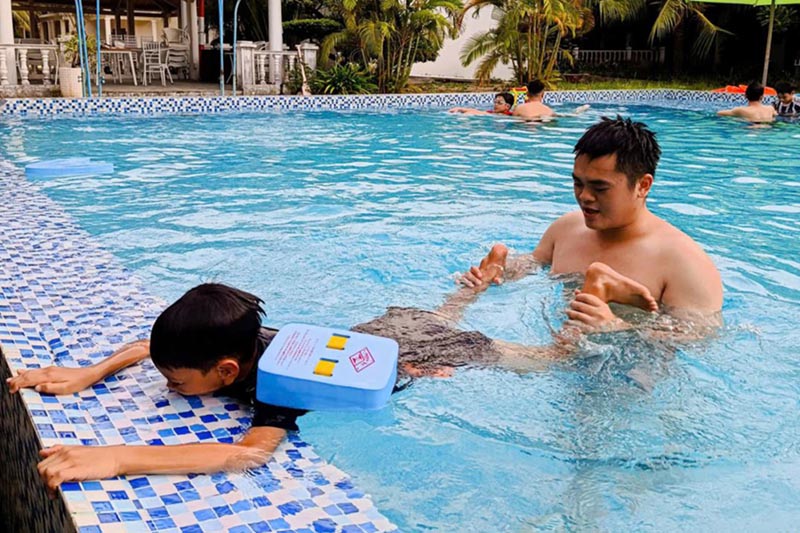 Young students are kindly guided by the Dai Lanh Commune Police Training Team on swimming skills. Photo: Khanh Hoa Provincial Police e-Portal