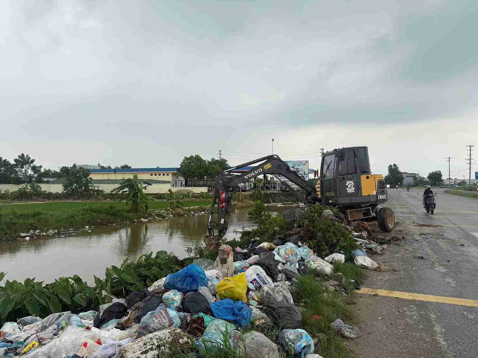 Pham Ngu Lao commune launches a campaign to handle spontaneous waste collection points. Photo: Pham Ngu Lao commune
