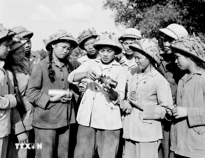 The Ministry of Home Affairs proposes regulations on the deadline for settling allowances for youth volunteers. In the photo: Members of the Engineering Team of Company 912 of Bac Thai Provincial Youth Volunteers practice operating the electric bomb chipper system (in 1966). Photo: Tran Phac/VNA