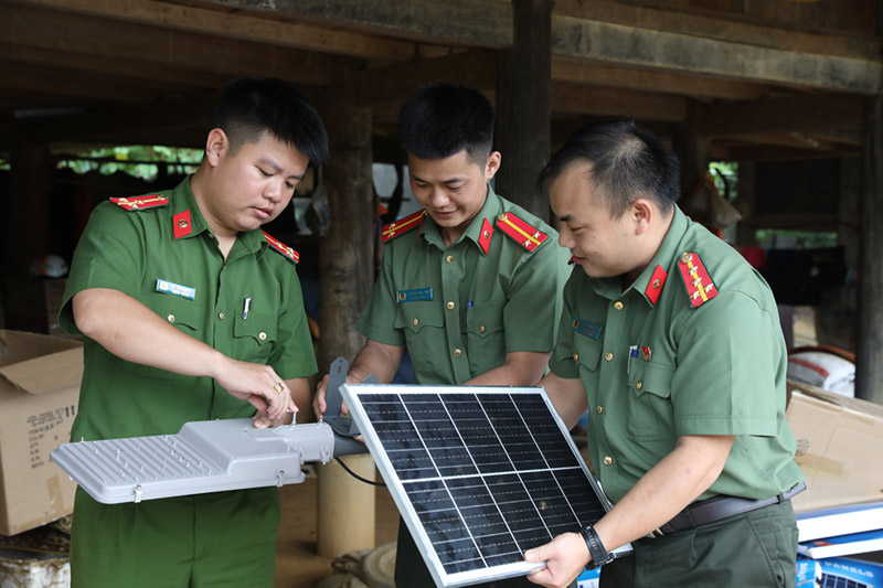 Các trang thiết bị xây dựng công trình “Thắp sáng đường biên” được cán bộ chiến sĩ lắp đặt mang vào vận hành tại bản làng vùng cao. Ảnh: Cổng TTĐT Công an tỉnh Sơn La
