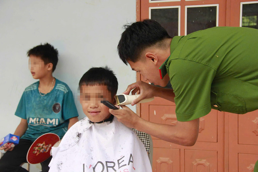 Students of the People's Police Academy cut hair for children in mountainous areas. Photo: Son La Provincial Police e-Portal