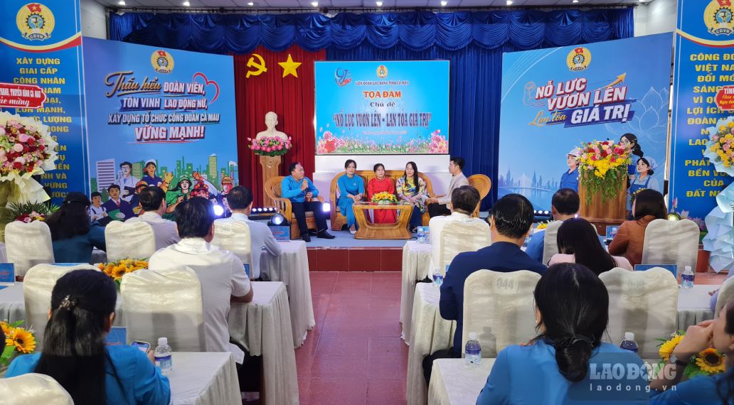 LĐLĐ Cà Mau tổ chức toạ đàm chia sẻ kinh nghiệm trong công việc và gia đình. Ảnh: Nhật Hồ.