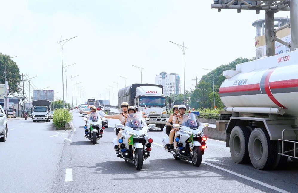 Công an thành phố Đồng Nai ra quân kiểm tra, xử lý xe ô tô kinh doanh vận tải hành khách vi phạm. Ảnh: Công an TP Đồng Nai