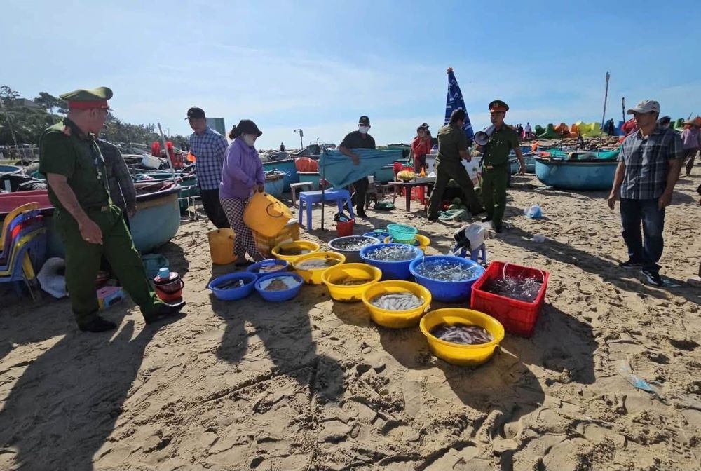 Functional forces of Phu Thuy ward (Lam Dong province) launched a campaign to restore urban order and environmental sanitation in the Da Ong Dia beach area. Photo: Phu Thuy Ward People's Committee