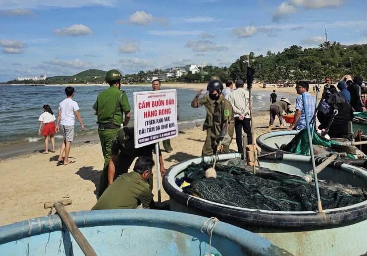 Bảng cấm buôn bán hàng rong tại bãi biển Đá Ông Địa. Ảnh: UBND phường Phú Thủy