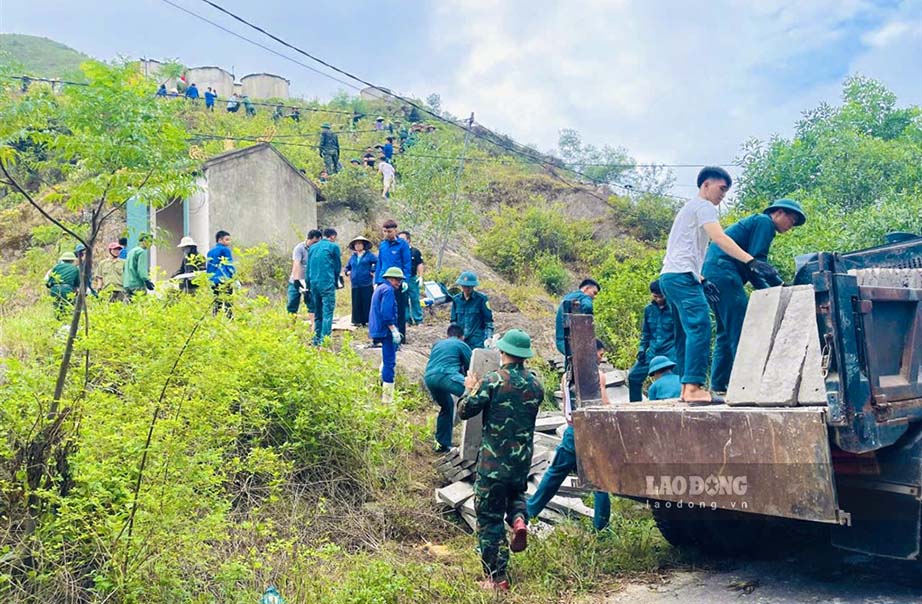 Forces gather and transport concrete slabs from the foot of Nhon Mountain to the mountainside to restore the words "UNCLE HO LIVES FOREVER". Photo: Duy Chuong