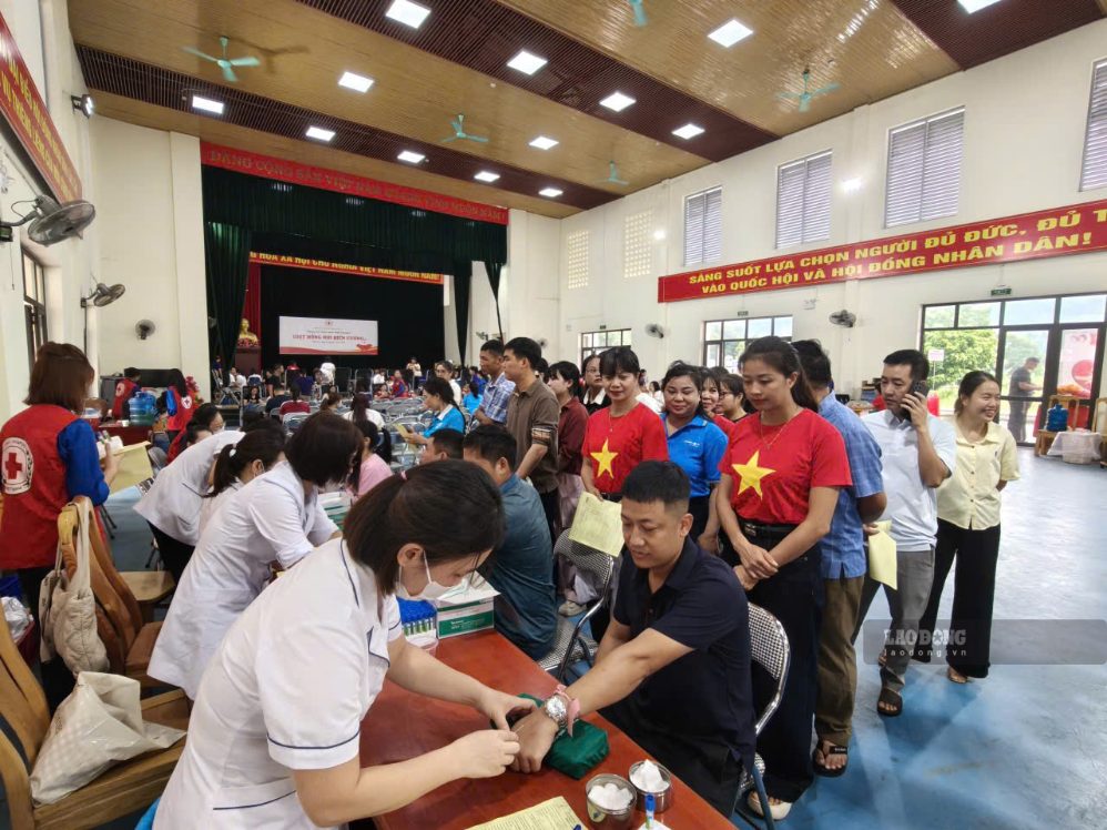 Người dân đăng ký tham gia hiến máu tình nguyện. Ảnh: Hồng Quang