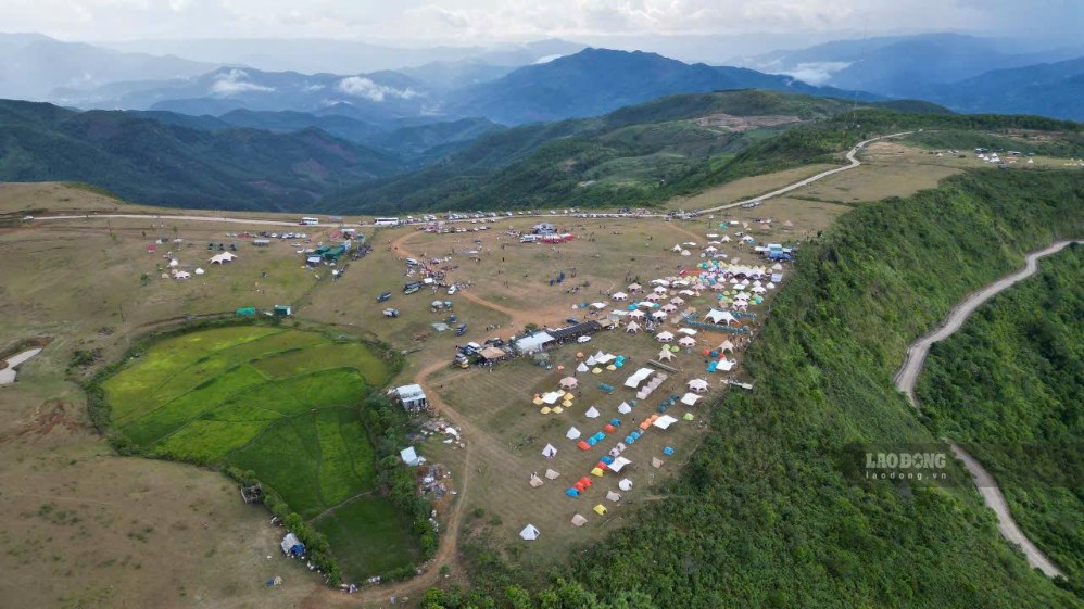 Thiên nhiên ở Bùi Hui còn khá hoang sơ, tạo cảm giác yên bình nhưng không kém phần hùng vĩ. Đây là địa điểm thu hút đông khách du lịch đến cắm trại, vui chơi. Ảnh: Đông Giang