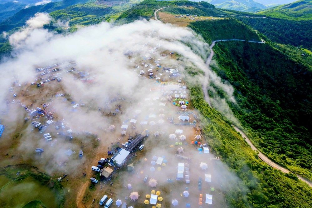 Bui Hui Steppe in Quang Ngai is likened to "Da Lat of Central Vietnam" with vast green meadows and floating sea of clouds. Photo: Dang Thuy Tram Commune People's Committee