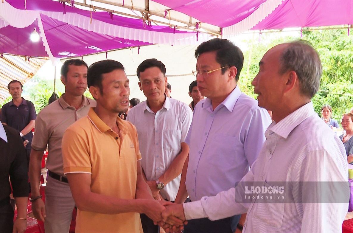 Ông Lưu Văn Trung - Chủ tịch HĐND tỉnh Lâm Đồng (thứ 2 từ phải qua) ân cần động viên gia đình 2 chị em bị đuối nước. Ảnh: Phong Nguyễn 