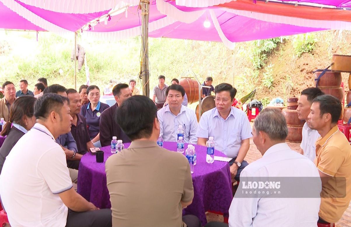 람동성 지도자들이 꽝케사에서 익사한 자매 2명의 가족을 방문하여 위로하고 애도를 표했습니다. 사진: 퐁 응우옌