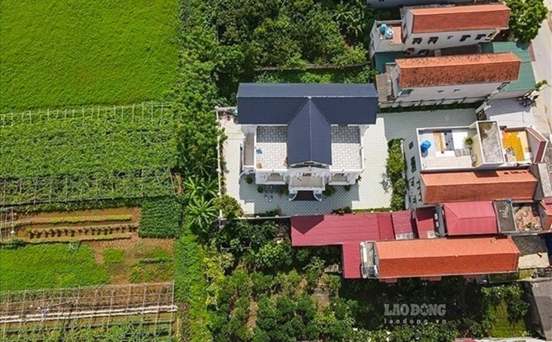 The recalculation of land use fees after plot separation and partial transfer is carried out based on dossiers transferred by the commune-level People's Committee to the tax authority. Photo: Phan Anh