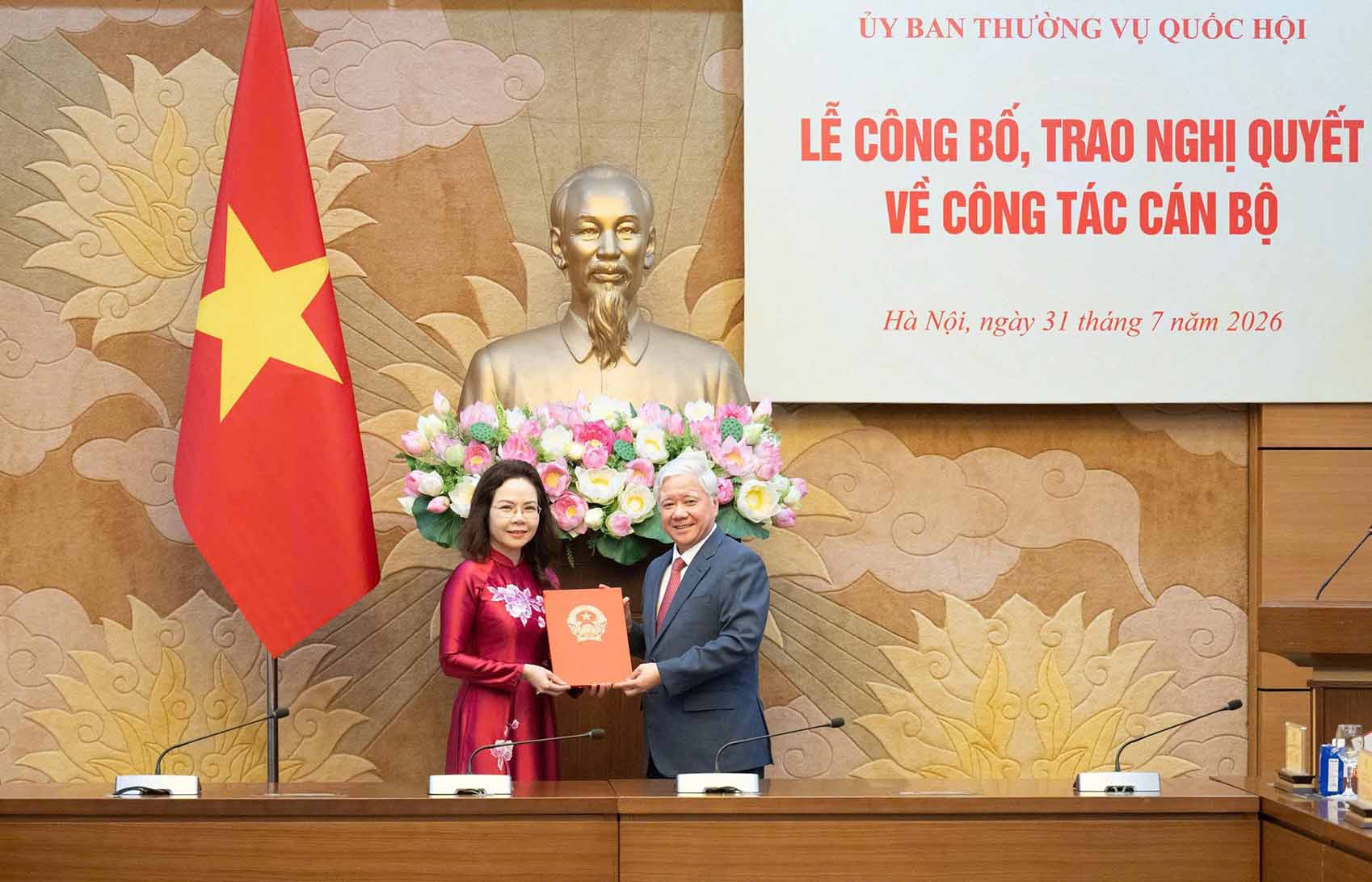 Politburo Member, Standing Vice Chairman of the National Assembly Do Van Chien presents the Resolution appointing Ms. Ha Thu Giang to the position of Assistant to Vice Chairman of the National Assembly Nguyen Thi Hong. Photo: Quochoi. vn