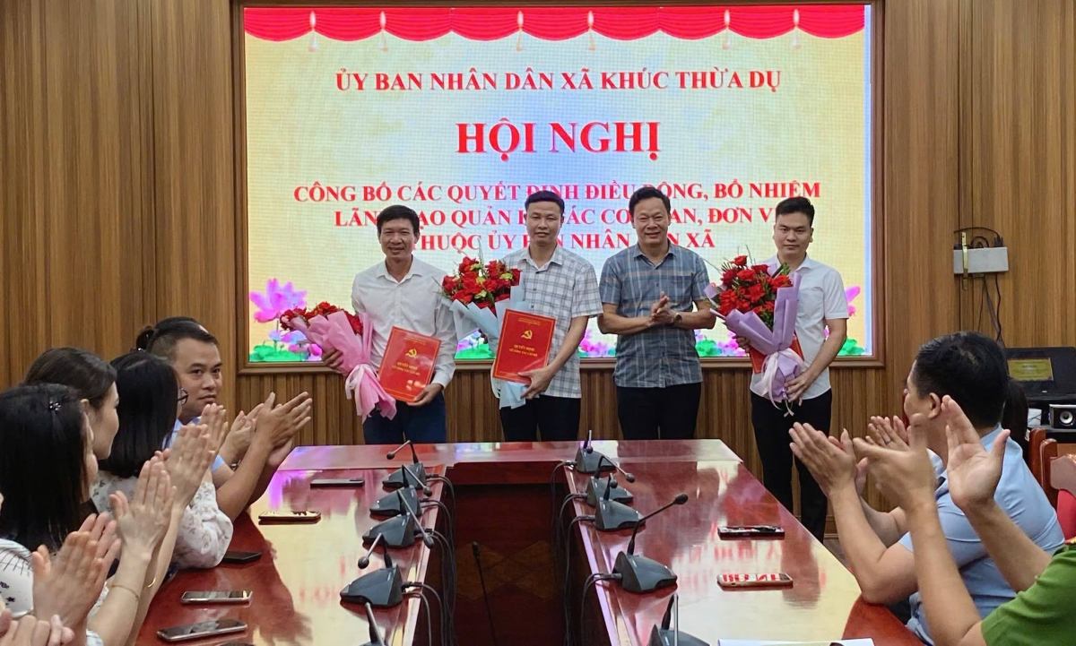 Khuc Thua Du commune transfers and appoints leaders and managers of units under the commune People's Committee. Photo: Khuc Thua Du commune - Hai Phong City