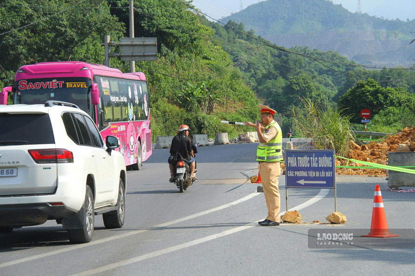 Lực lượng CSGT phân luồng, ứng phó sạt lở trên Quốc lộ 4D. Ảnh: Quỳnh Trang