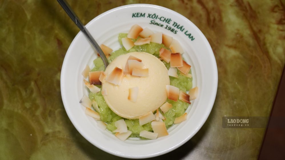 Thai sticky rice ice cream - sweet soup shop is a familiar destination for locals and tourists. Photo: Minh Vu