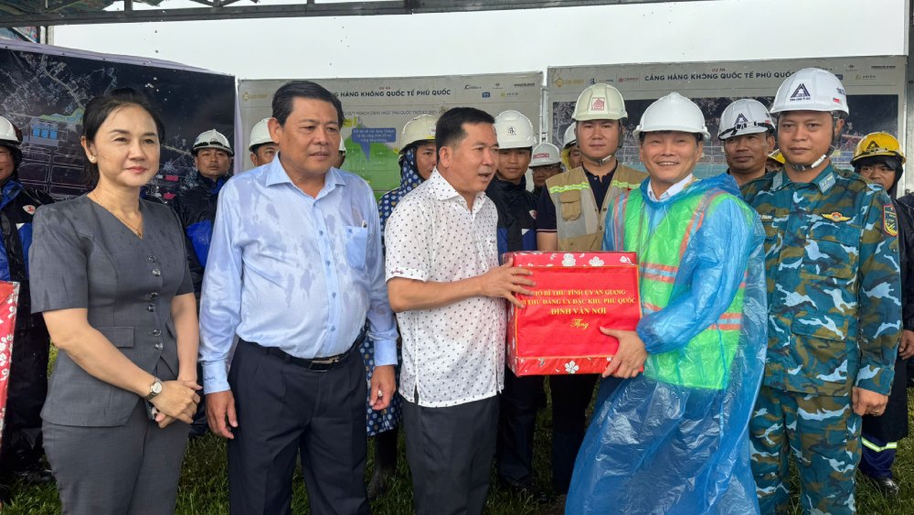 Lãnh đạo tỉnh và đặc khu luôn đồng hành đơn vị thi công, cử lực lượng tháo gỡ ngay tại chỗ. Ảnh: Hoàng Dung/Trung tâm dịch vụ tổng hợp đặc khu Phú Quốc