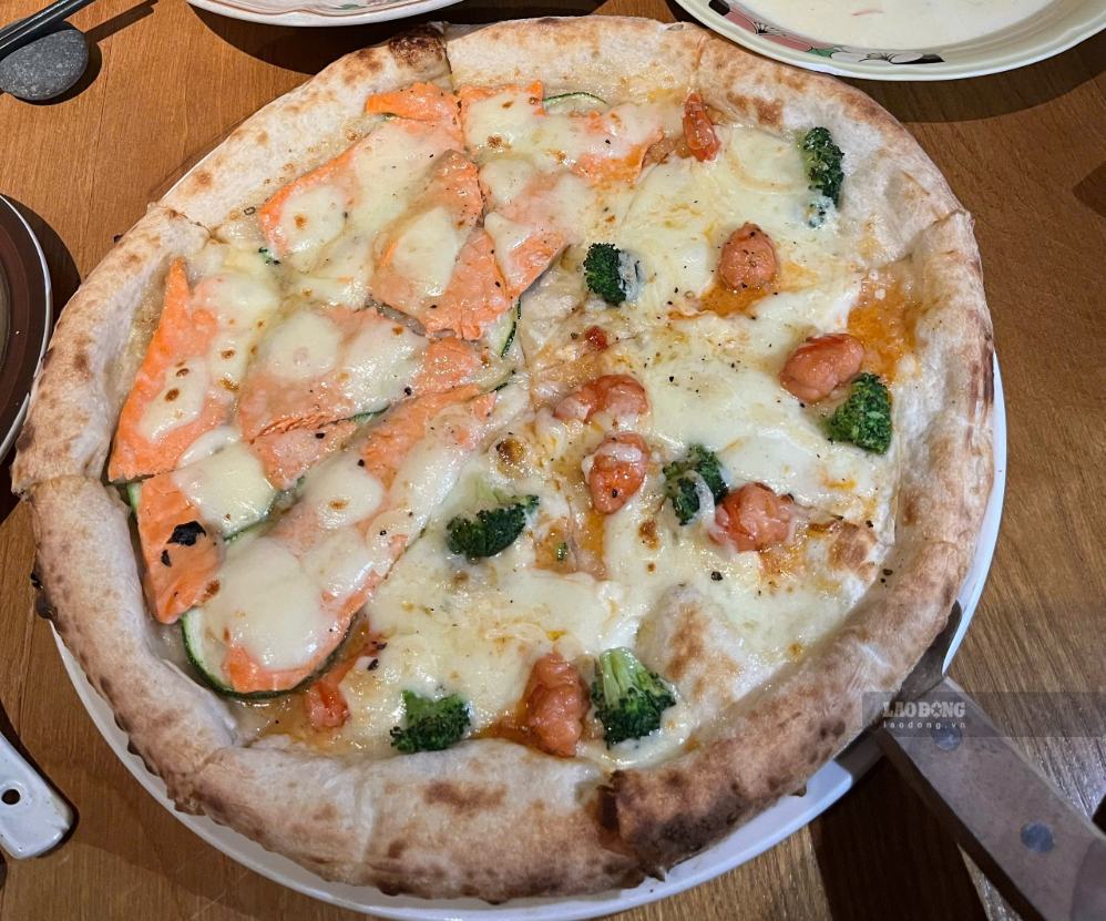 How to make delicious and simple salmon and shrimp pizza will help change the taste of family meals on weekends. Photo: Mai Chau