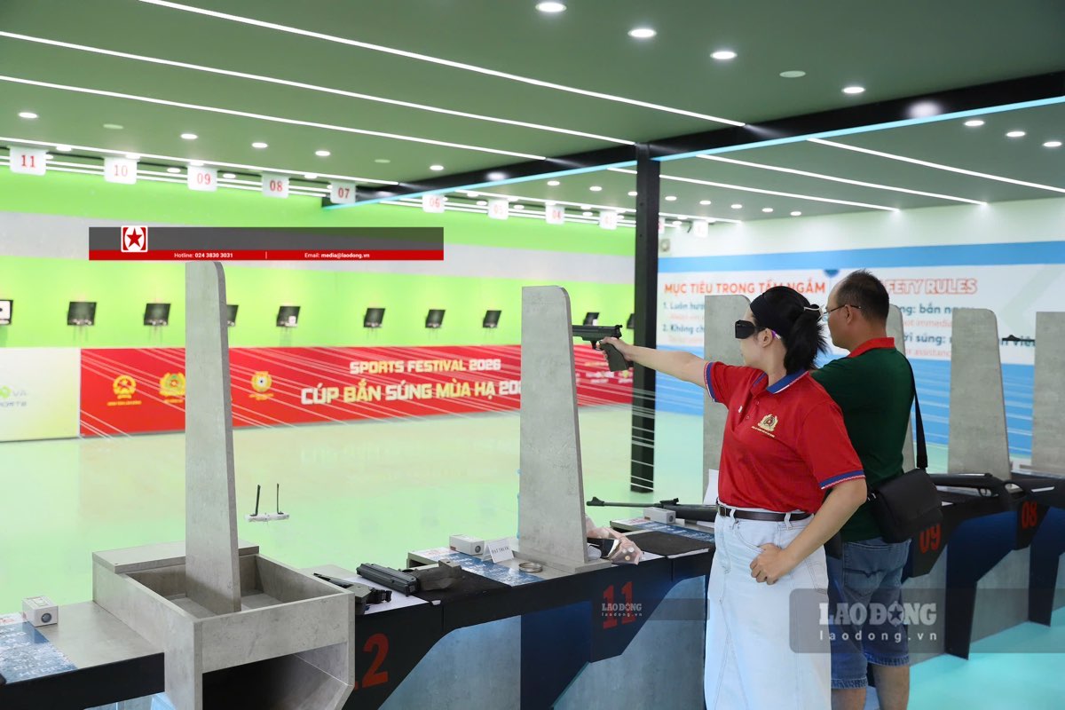Atletas compitiendo en tiro en el Festival Deportivo en Lâm Đồng. Foto: Duy Tuấn