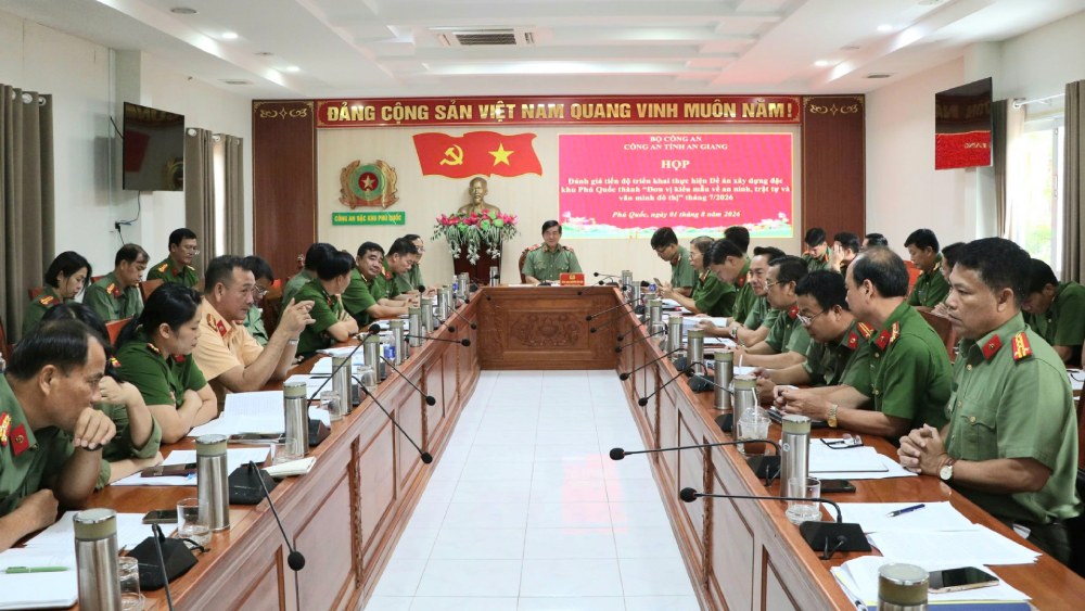 Họp đánh giá kết quả triển khai Đề án xây dựng đặc khu Phú Quốc trở thành “Đơn vị kiểu mẫu về an ninh, trật tự và văn minh đô thị” tháng 7.2026. Ảnh: Tiến Dũng/ Công an An Giang