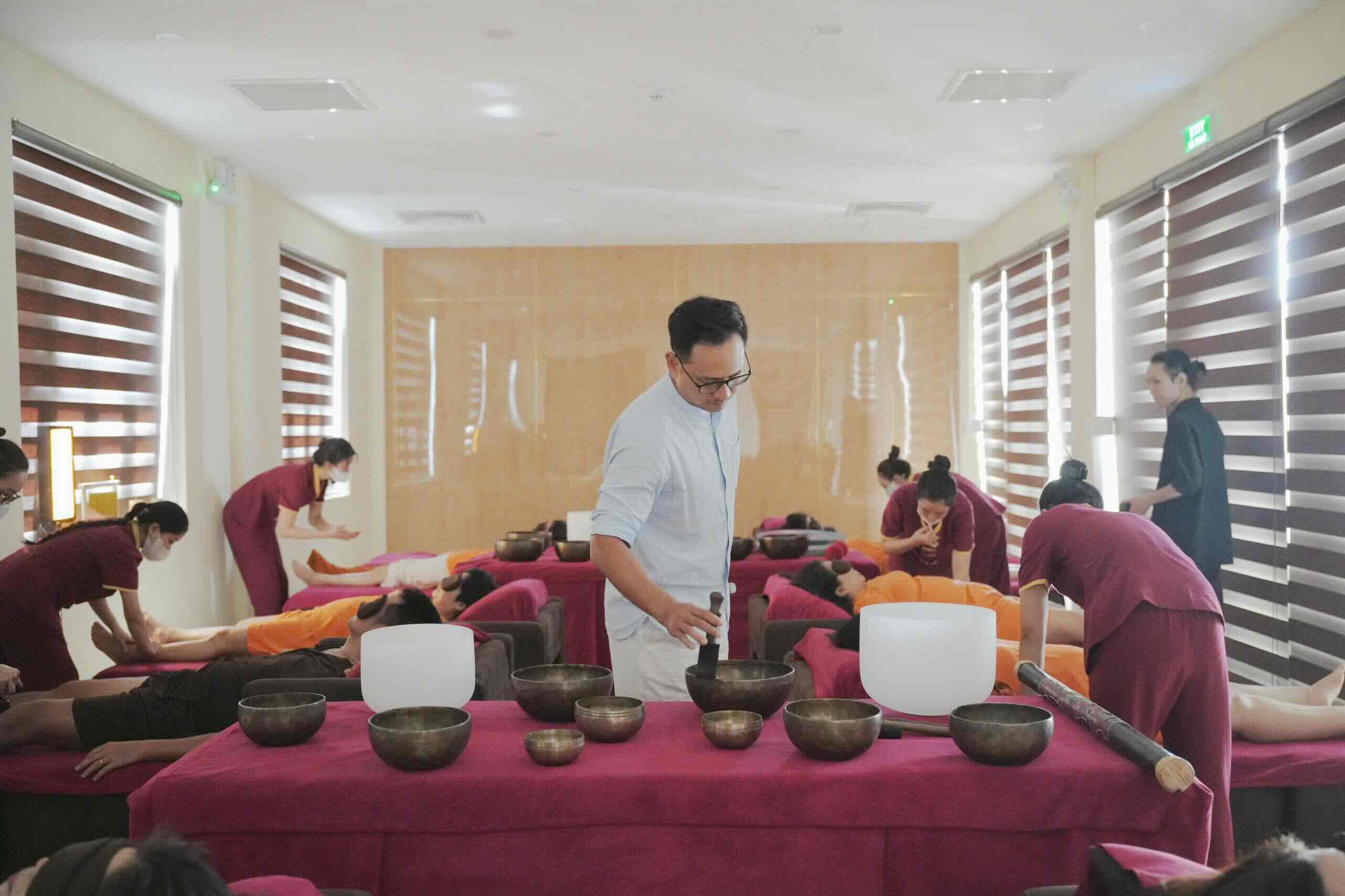Du khách trải nghiệm dịch vụ thiền chuông trị liệu. Ảnh: Trung tâm Bảo tồn Di tích Cố đô Huế.