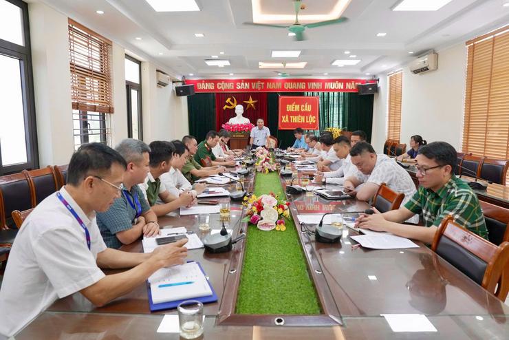 Thien Loc Commune People's Committee deploys a plan to enforce decisions on administrative violations against cases of land violations in Dai Do village. Photo: Thien Loc Commune e-newspaper