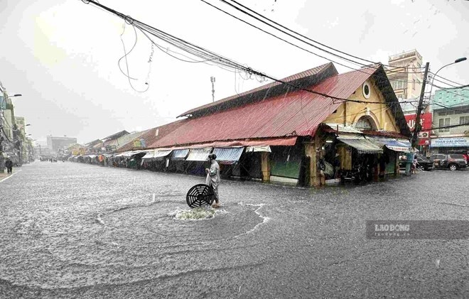 Chợ Thủ Đức (TPHCM) nhìn không khác gì chợ nổi mỗi khi mưa lớn. Ảnh: Minh Quân