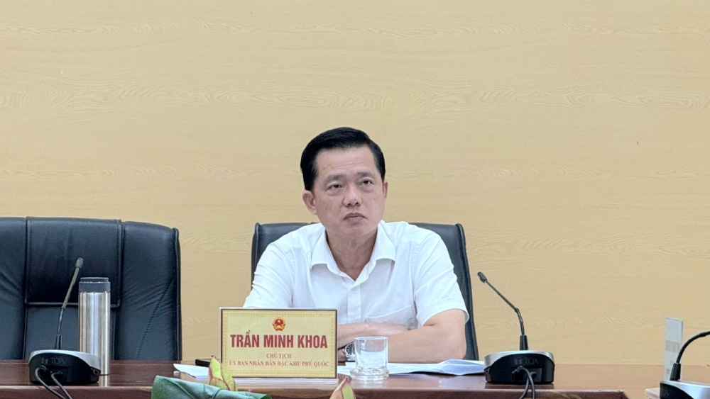 Ông Trần Minh Khoa, Chủ tịch UBND đặc khu Phú Quốc đối thoại với người dân. Ảnh: Hoàng Dung/Trung tâm dịch vụ tổng hợp đặc khu Phú Quốc