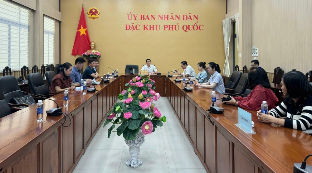 Phu Quoc Special Zone People's Committee organizes a direct dialogue with representatives of households affected by the land acquisition notice under the An Thoi Urban Area project (Phase 2). Photo: Hoang Dung/Phu Quoc Special Zone General Service Center