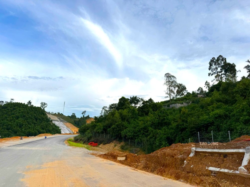 Nhiều vị trí vẫn còn ngổn ngang. Ảnh: Khánh Linh