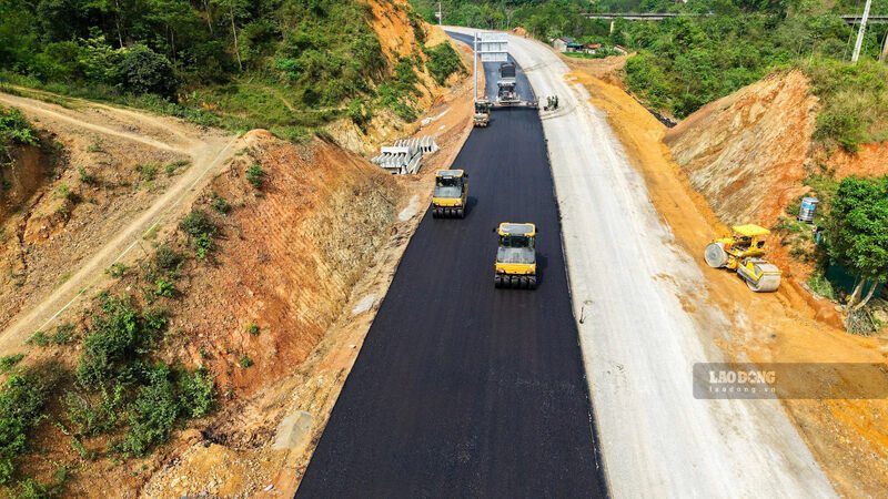 Huu Nghi - Chi Lang expressway is on track to reach the finish line. Photo: Khanh Linh
