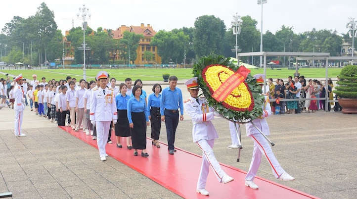 Vietnam Textile and Garment Trade Union organizes visits to President Ho Chi Minh's Mausoleum. The activity is part of the "Fly High Dreams" program in the Northern region to commend children of workers with excellent academic achievements. Photo: Thu Mai/ Vietnam Textile and Garment Trade Union