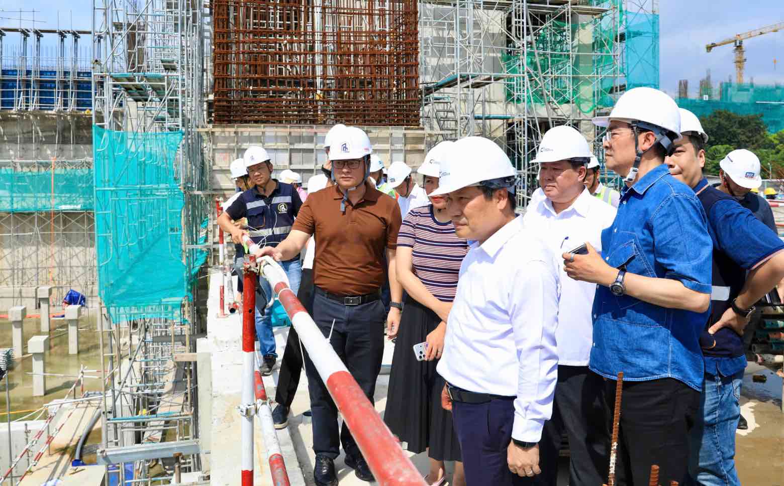 Member of the Party Central Committee, Deputy Secretary of the City Party Committee, Chairman of Hanoi City People's Committee Vu Dai Thang inspects the progress of the Ngoc Trai Theater Project. Photo: Hanoi City People's Committee