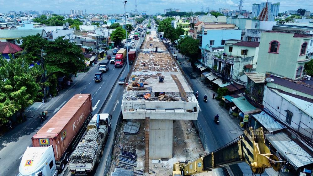 El ramal del paso elevado de Nga Tu Dinh está siendo instalado con vigas y completando la superficie del puente. Foto: Minh Quan