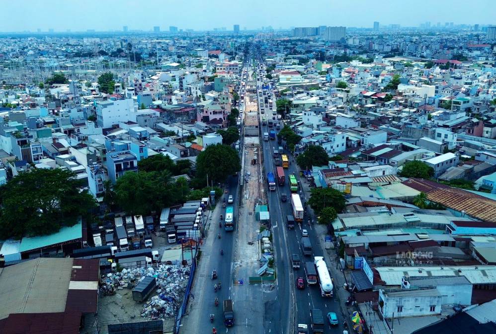 Thi công nhánh cầu N1 (hướng từ TP Thủ Đức đi An Sương) tại nút giao Ngã Tư Đình.  Ảnh: Minh Quân