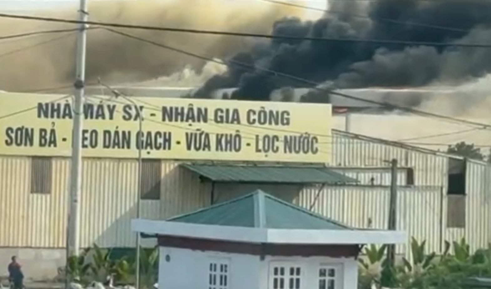 Black smoke billowing from the fire. Photo: Tien Thanh