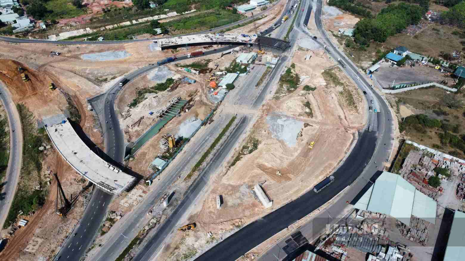 The accident occurred on the bypass of the Binh Chuan intersection construction site under the Ring Road 3 project in Ho Chi Minh City. Photo: Dinh Trong
