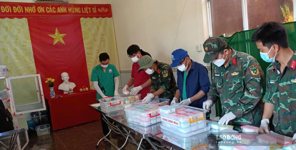 Kiểm tra mẫu ADN tại Nghĩa trang liệt sĩ Phước Long, Cà Mau. Ảnh: Nhật Hồ.