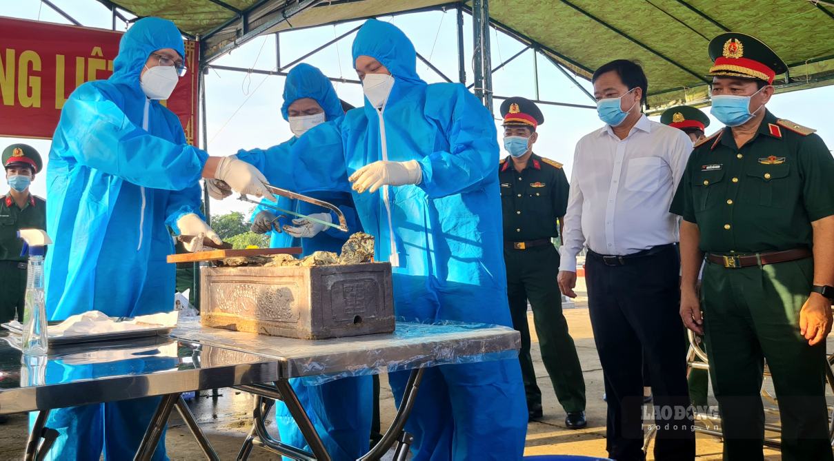 Tiến hành lấy mẫu để giám định ADN tại Nghĩa trang liệt sĩ Phước Long, Cà Mau. Ảnh: Nhật Hồ.
