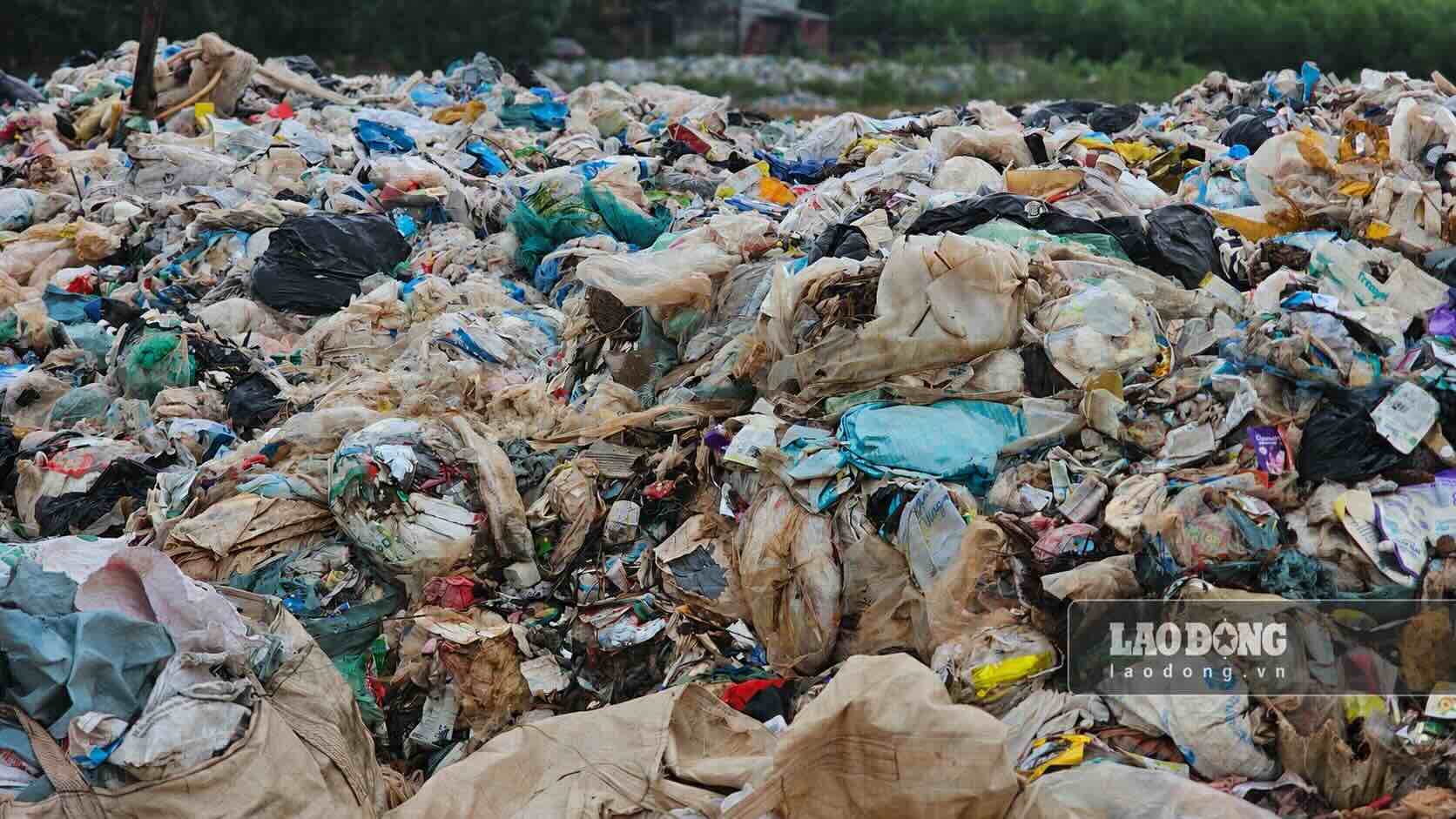 The centralized landfill bordering Ai Tu and Trieu Phong communes is overloaded, causing environmental pollution. Photo: Hung Tho
