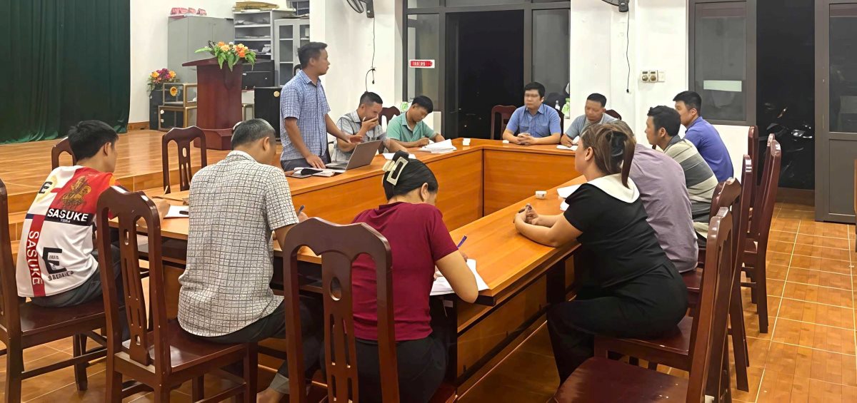 Delegates discuss and contribute opinions on the standards and capacity of the personnel introduced to run for village head in Ba Che commune, Quang Ninh province. Photo: Ba Che commune information portal