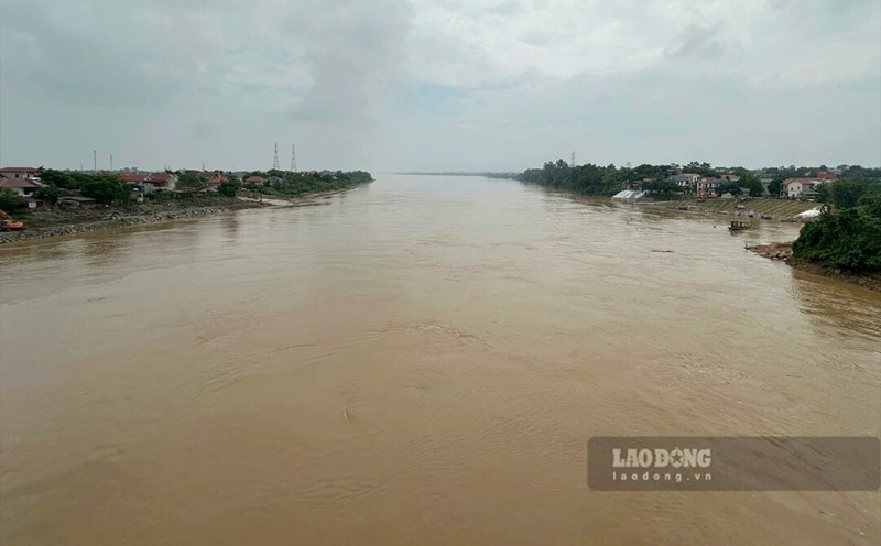 The water level of the Thao River (main stream of the Red River) is changing slowly. Photo: To Cong