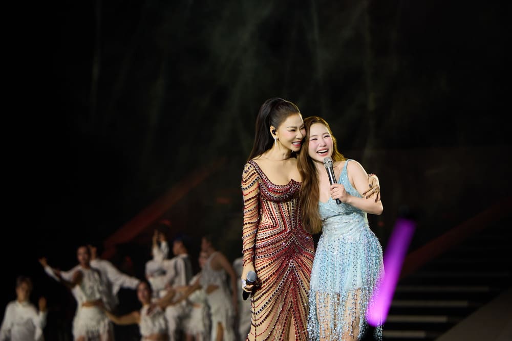 Female singer Thu Minh suddenly appeared in the penultimate moment and gave many compliments to Huong Tram. Photo: Organizing Committee