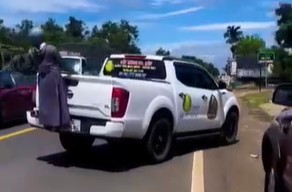 Information about a woman livestreaming selling durian on a pickup truck in Dak Lak is inaccurate. Photo: Police provided