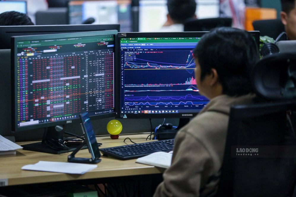 Zone 1. 780-1.800 points will be an important test for VN-Index in August. Photo: Bao Bao